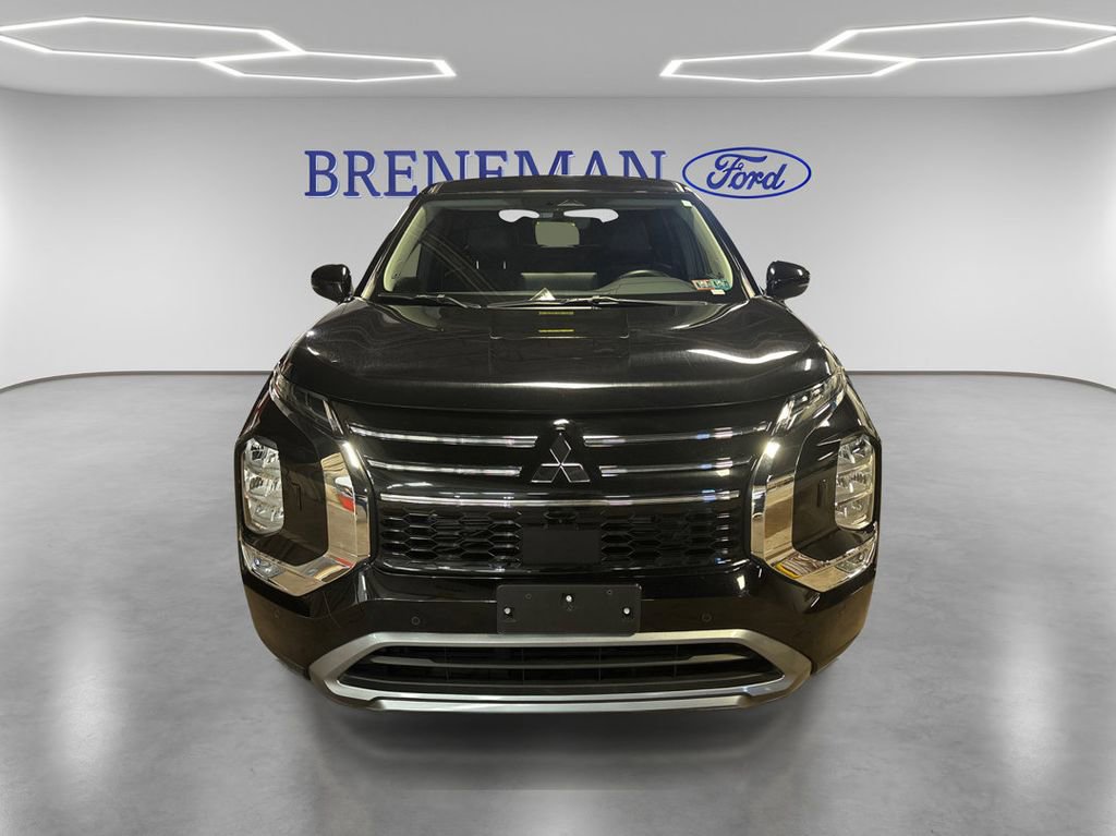 Used 2025 Mitsubishi Outlander SE image 2