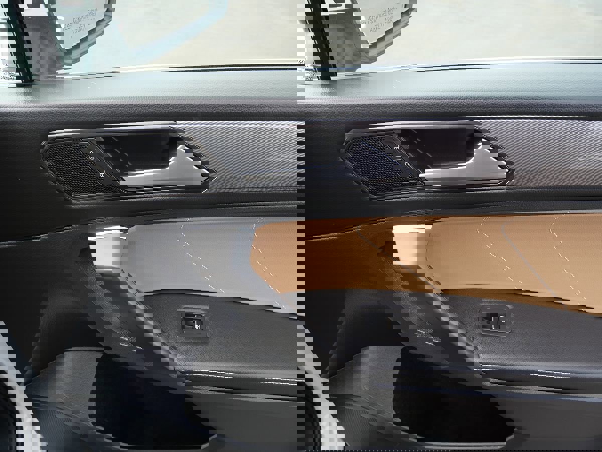 Used 2022 Volkswagen Tiguan SE w/ Panoramic Sunroof Package image 19