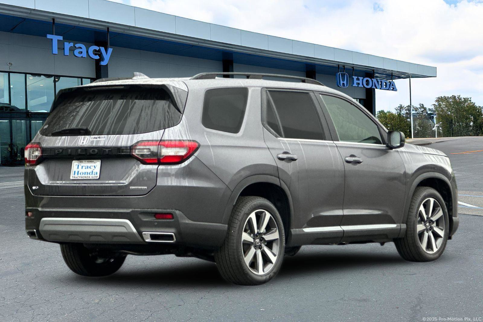 New 2025 Honda Pilot Touring image 4