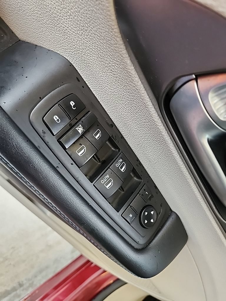 Used 2021 Chrysler Pacifica Touring FWD image 27