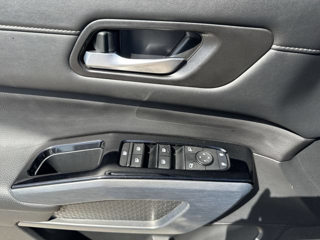Used 2025 Nissan Pathfinder SL FWD image 23