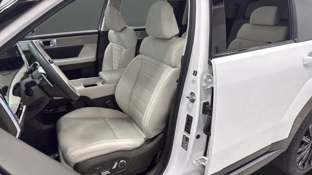 Used 2025 Hyundai Santa Fe Calligraphy AWD/4WD image 9