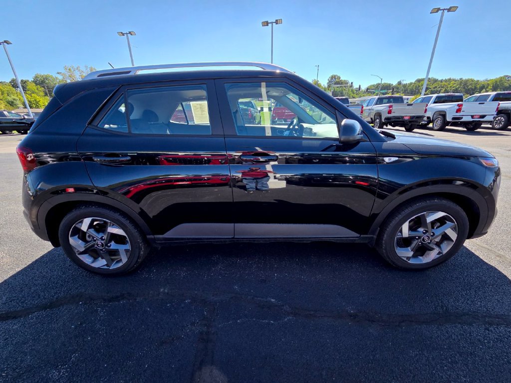 Used 2023 Hyundai Venue SEL FWD image 9