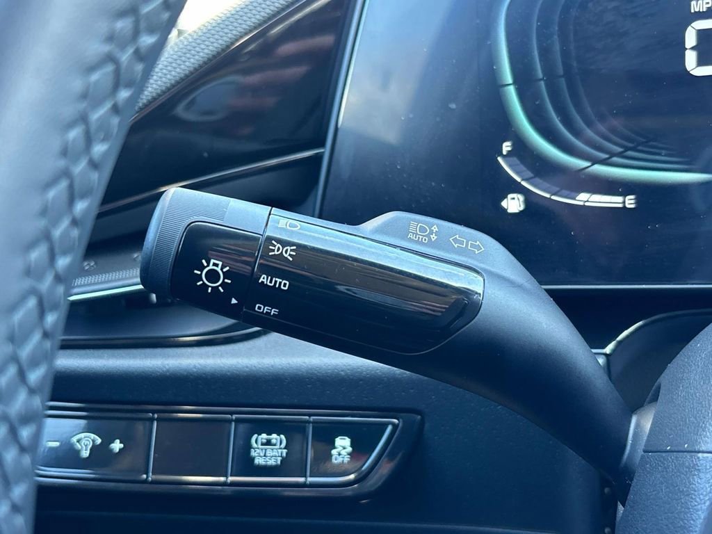 Used 2024 Kia Niro EX image 28