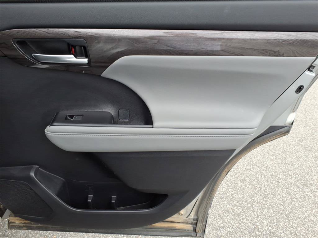 Used 2023 Toyota Highlander Platinum AWD/4WD image 19