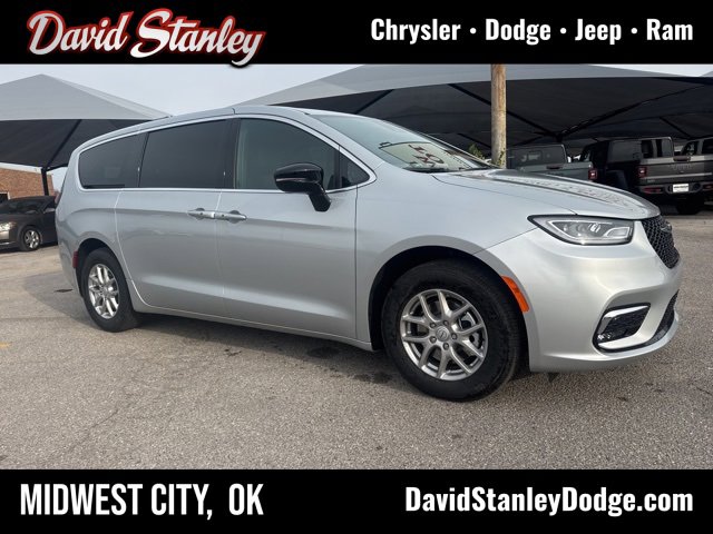 New 2026 Chrysler Pacifica Select