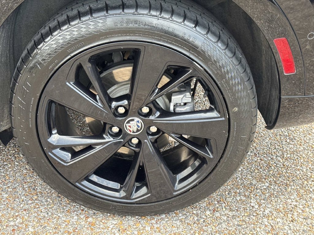 Used 2022 Buick Envision Essence w/ Technology Package II FWD image 5