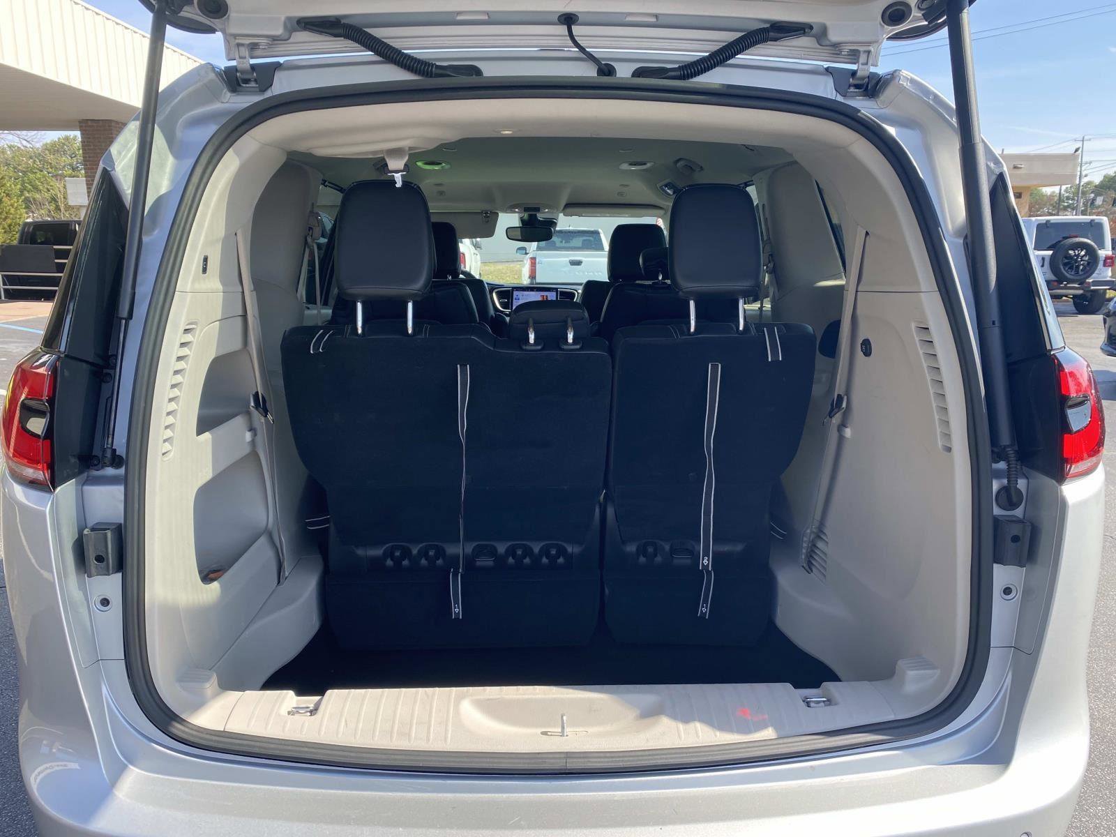 Certified 2024 Chrysler Pacifica Touring-L image 6