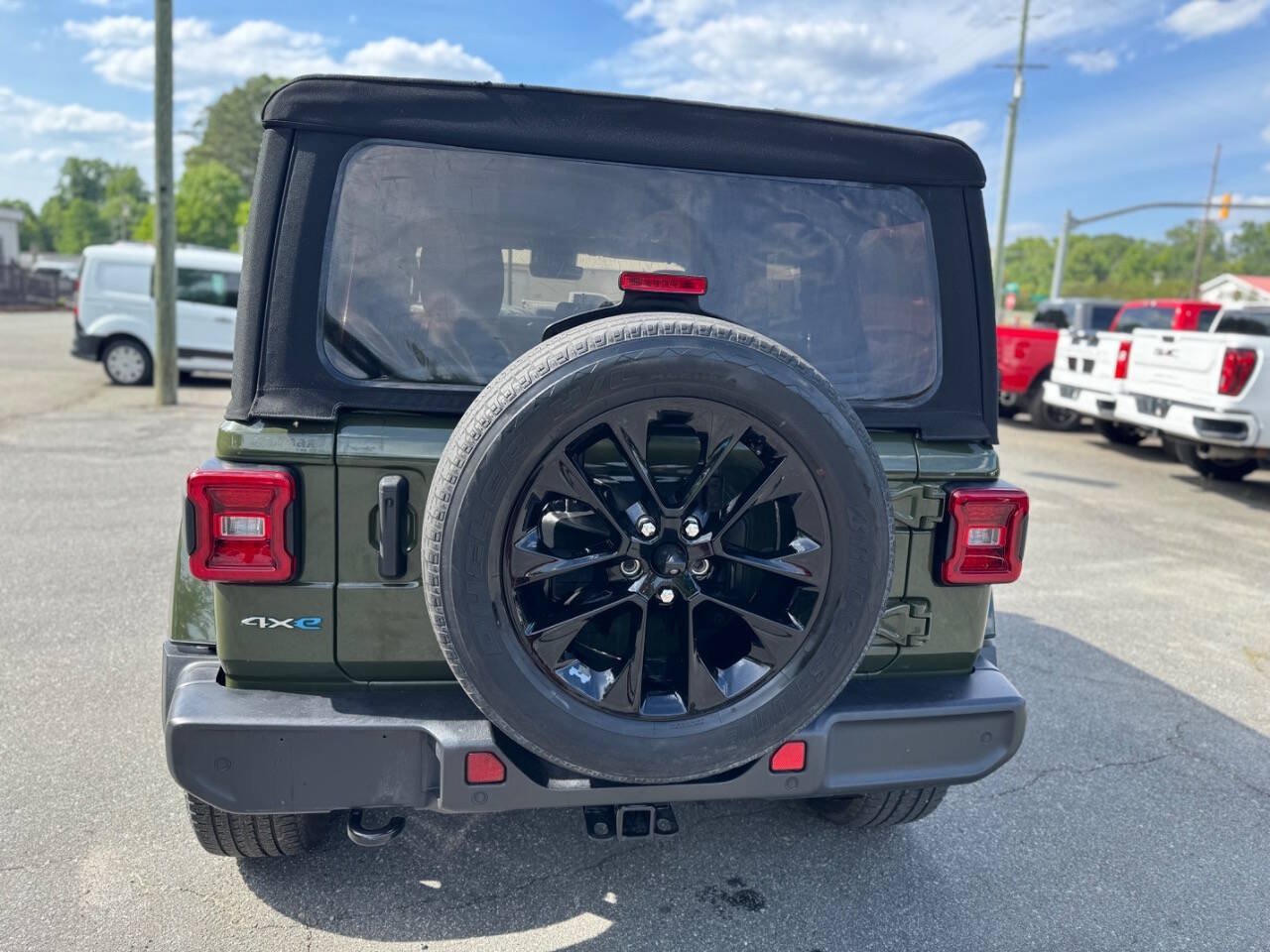 Used 2021 Jeep Wrangler Unlimited Sahara w/ Cold Weather Group AWD/4WD image 6