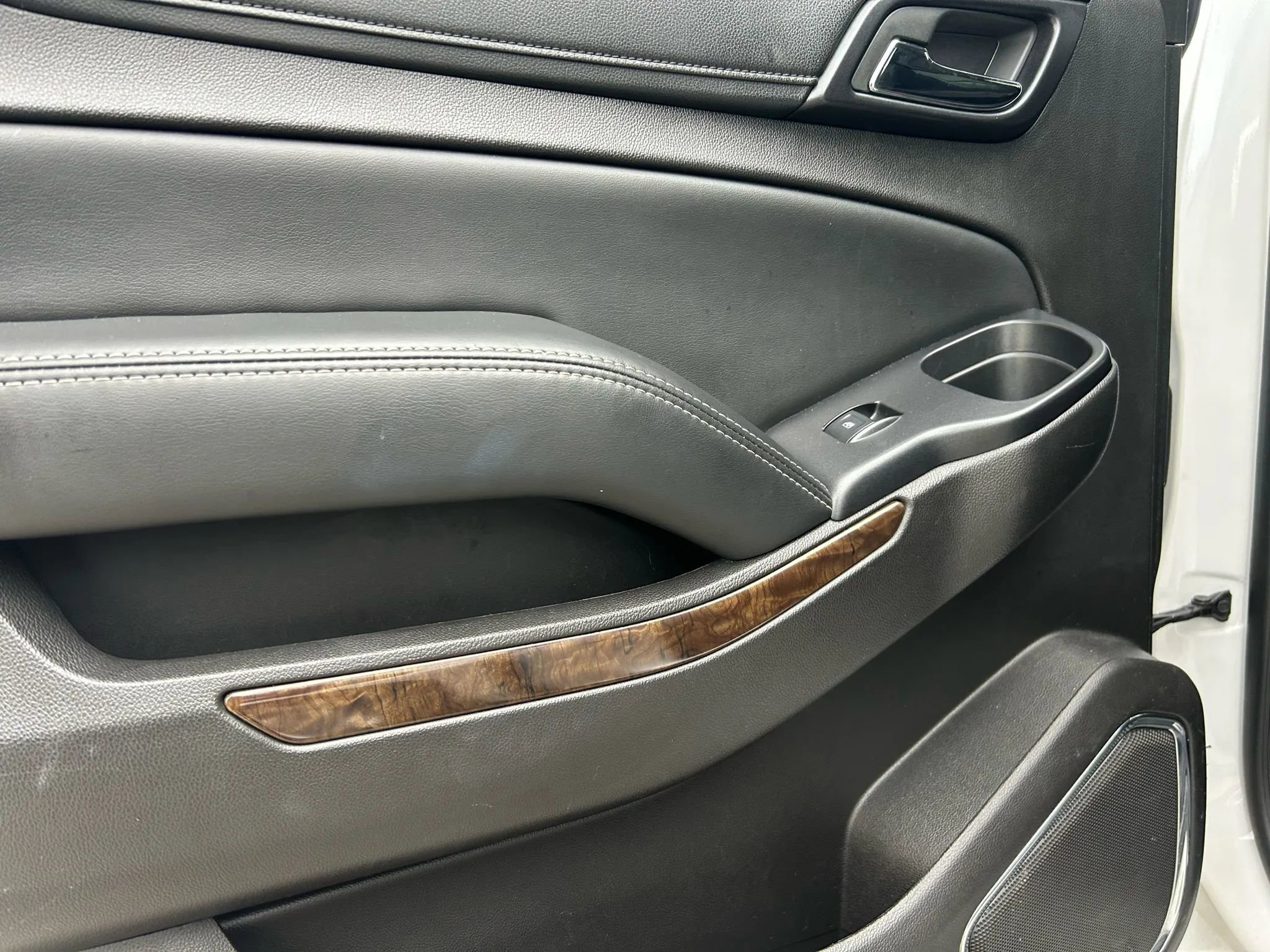 Used 2016 Chevrolet Suburban LT image 9