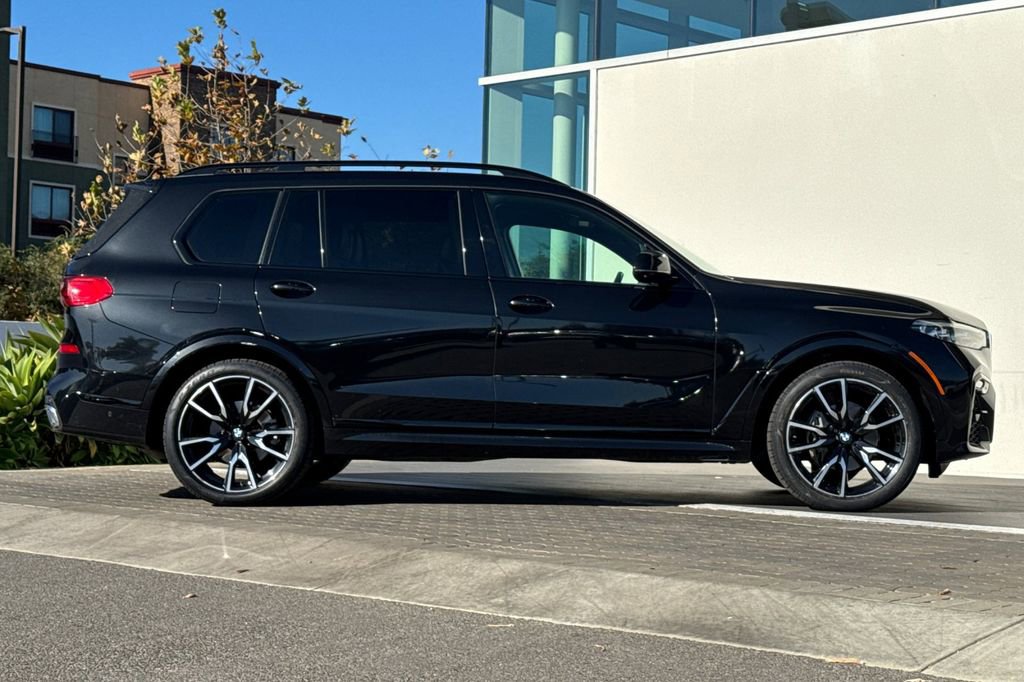 Used 2022 BMW X7 xDrive40i w/ M Sport Package image 2