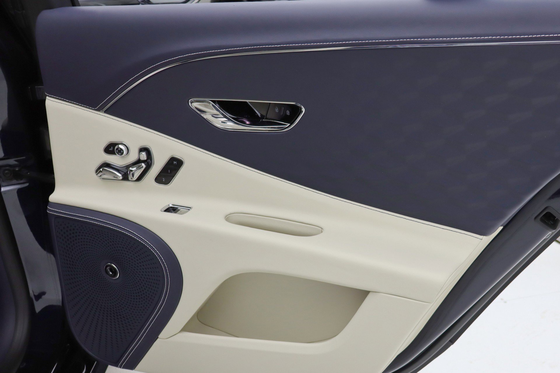 Used 2025 Bentley Flying Spur Plug-In Hybrid image 45