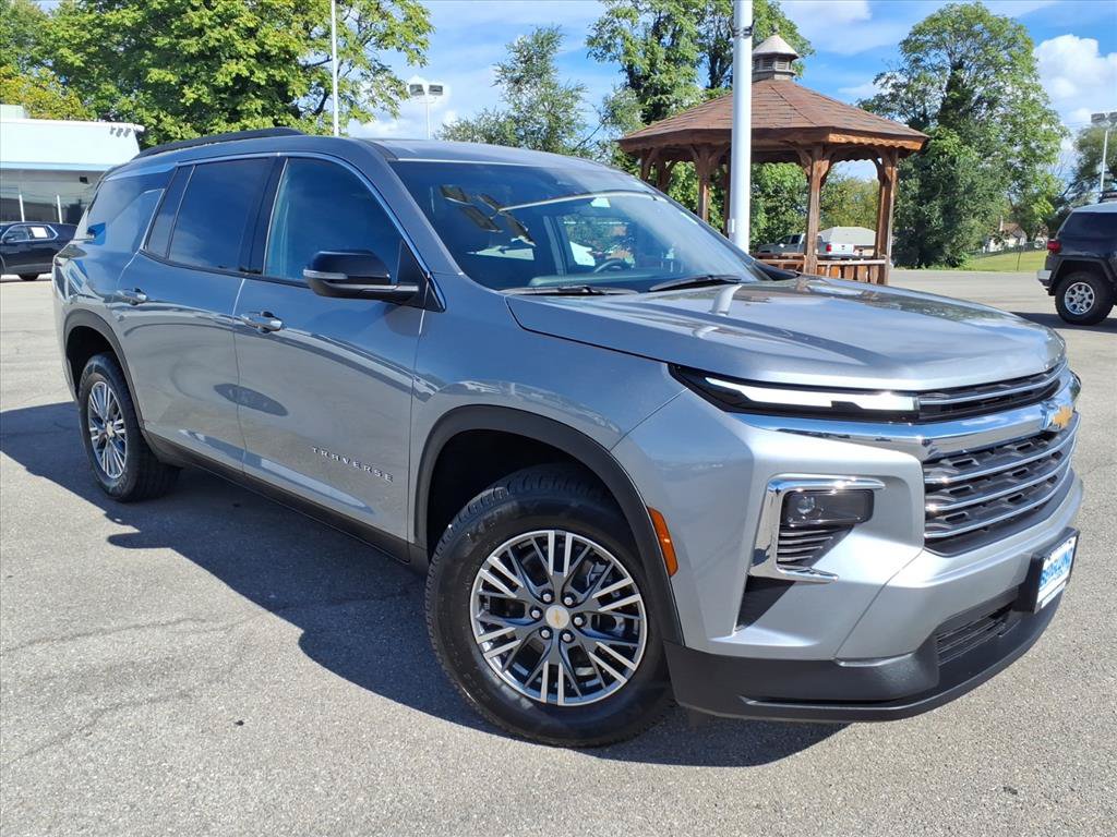 Used 2025 Chevrolet Traverse LT FWD image 2