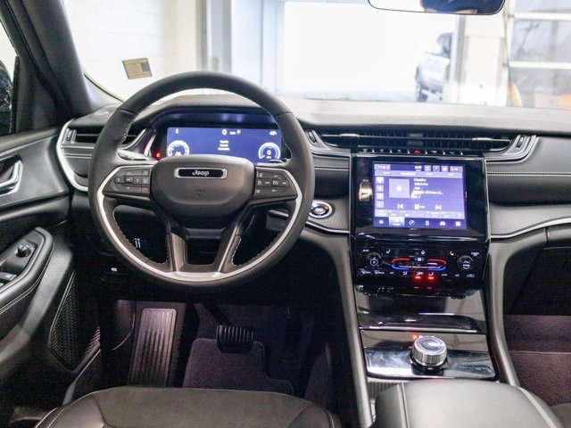 Certified 2025 Jeep Grand Cherokee Altitude image 9