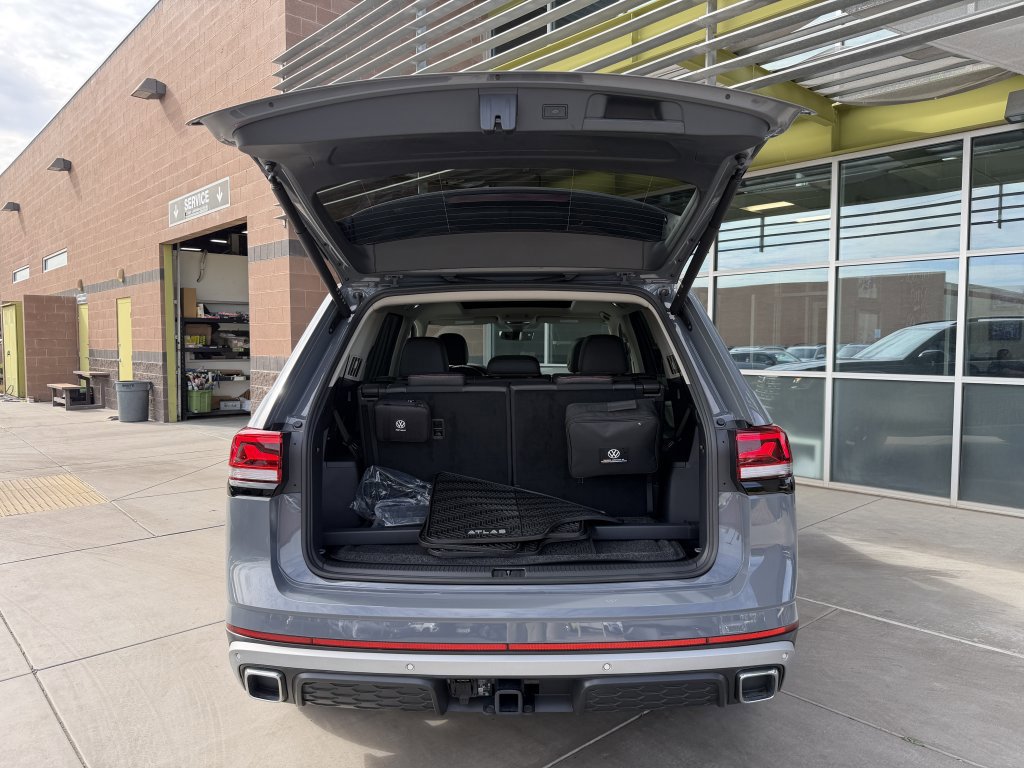 Used 2025 Volkswagen Atlas Peak Edition SE AWD/4WD image 38