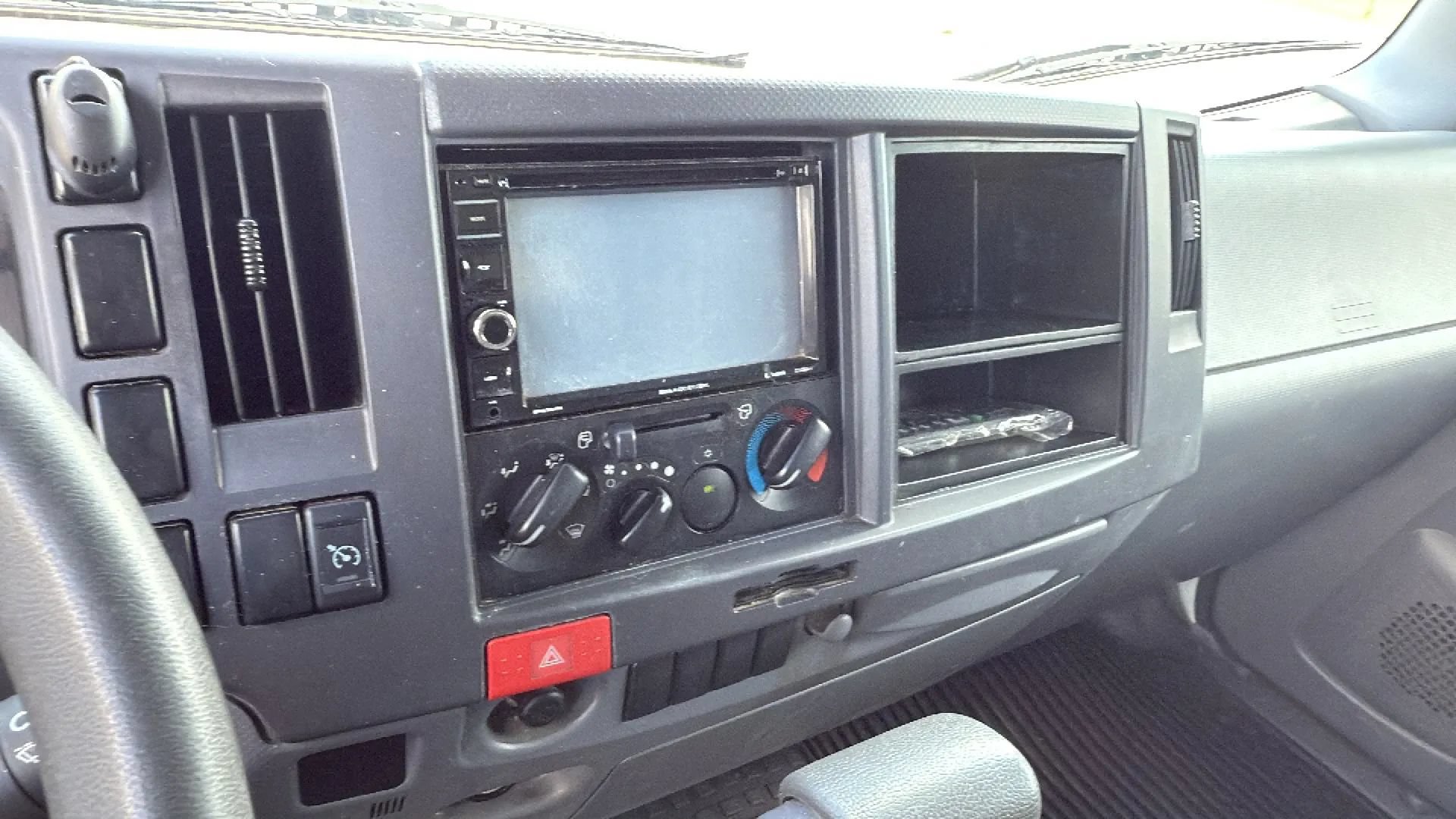 Used 2018 Isuzu NPR RWD image 17