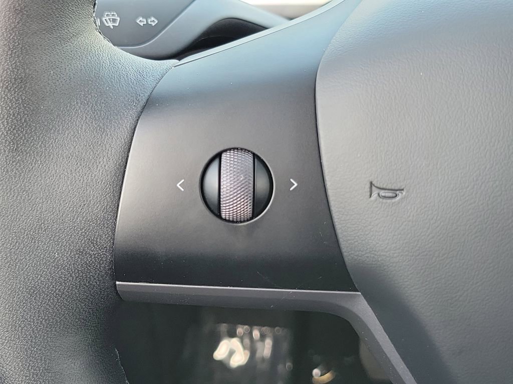 Used 2025 Tesla Model Y Long Range RWD image 5