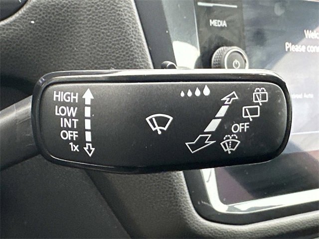 Used 2022 Volkswagen Tiguan SE R-Line image 11