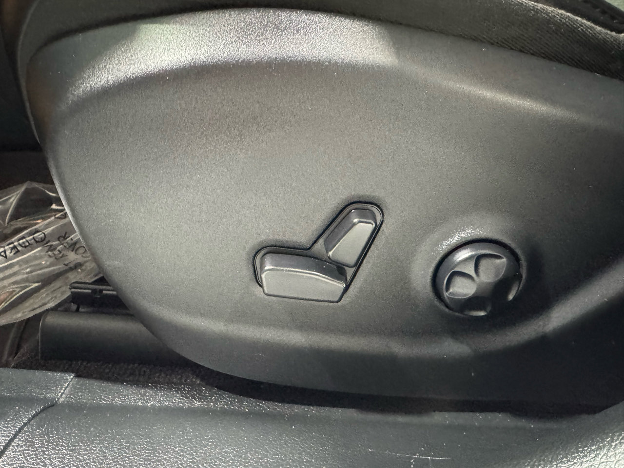 Used 2019 Jeep Cherokee Latitude Plus w/ Comfort/Convenience Group image 17