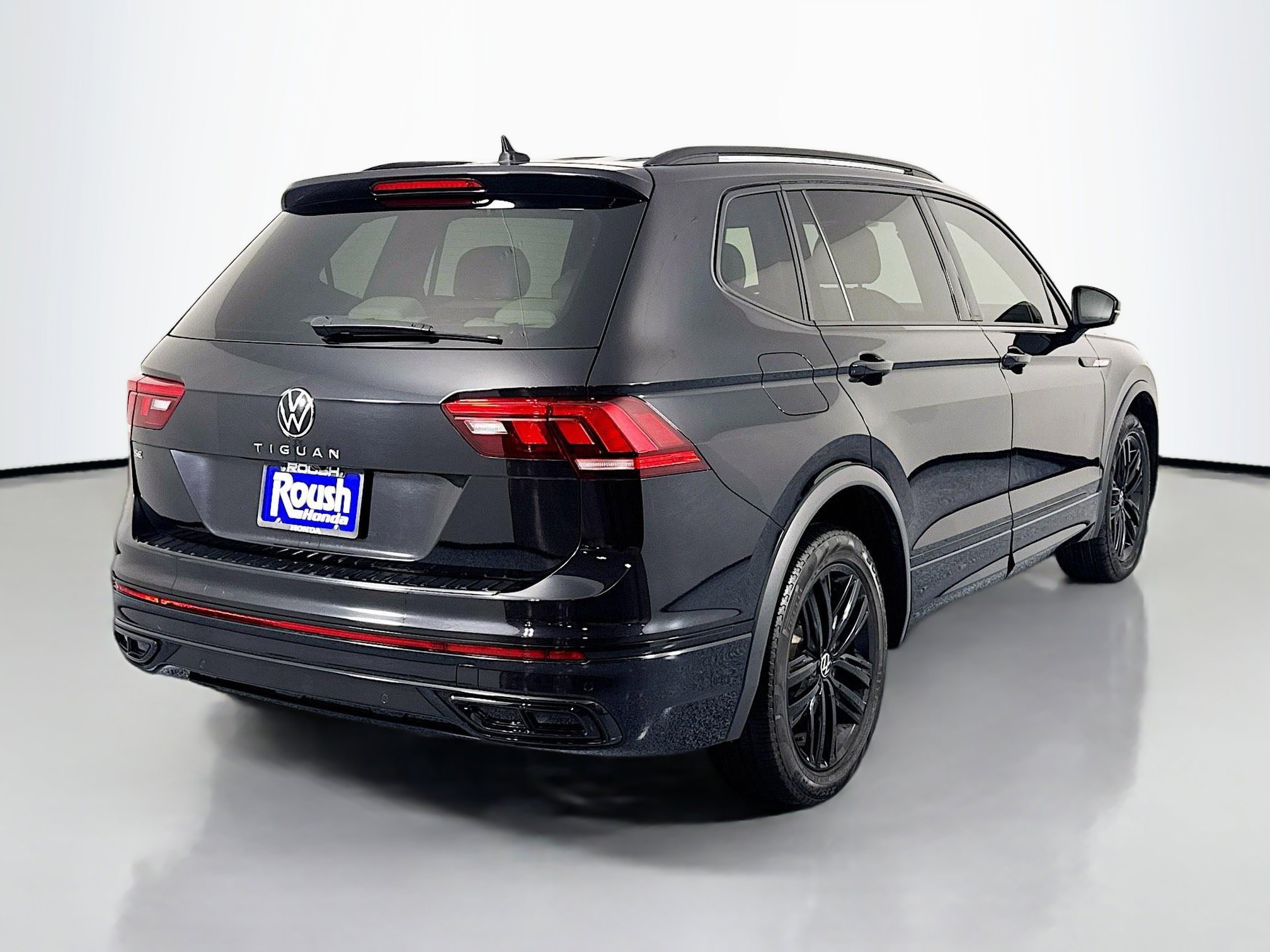 Used 2022 Volkswagen Tiguan SE R-Line image 5