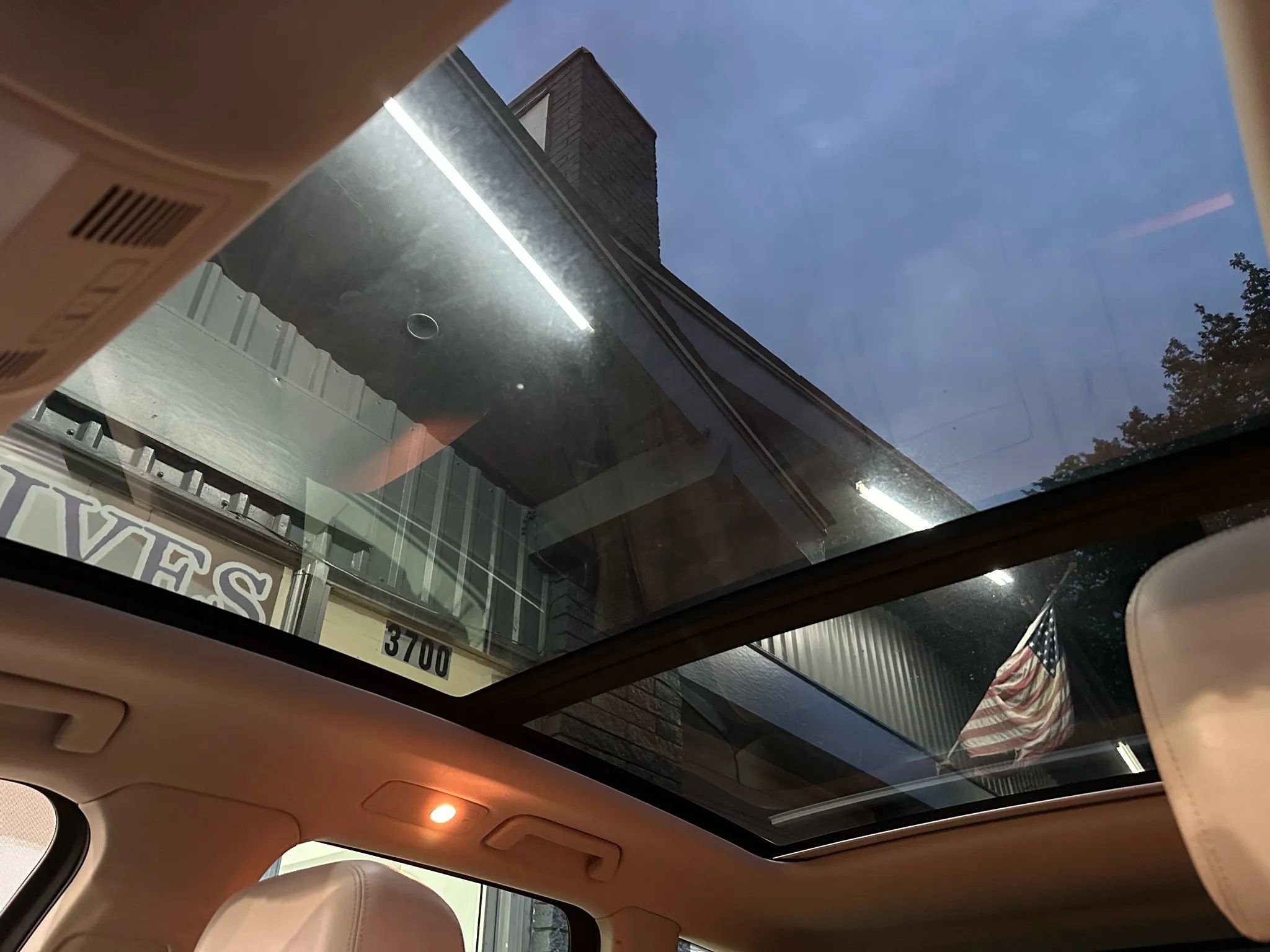 Used 2012 Volkswagen Touareg TDI image 24