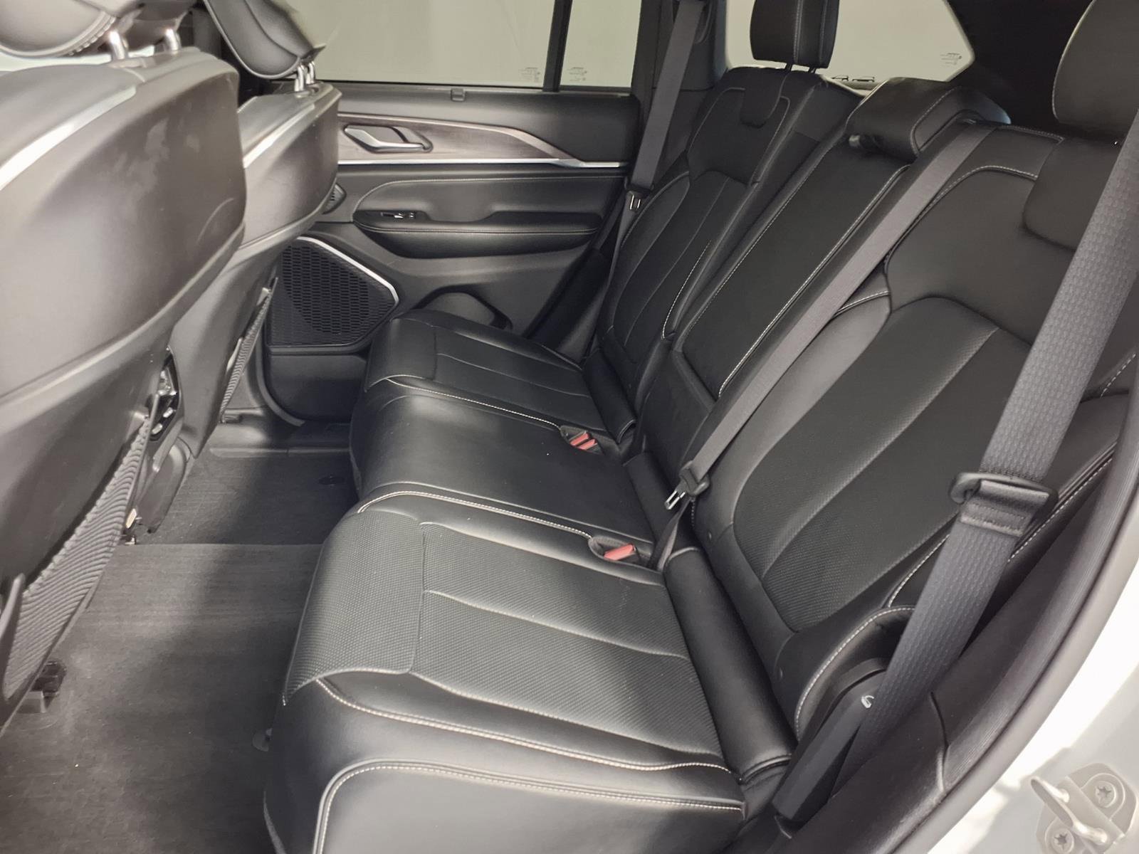 Used 2024 Jeep Grand Cherokee Overland w/ Luxury Tech Group IV image 26