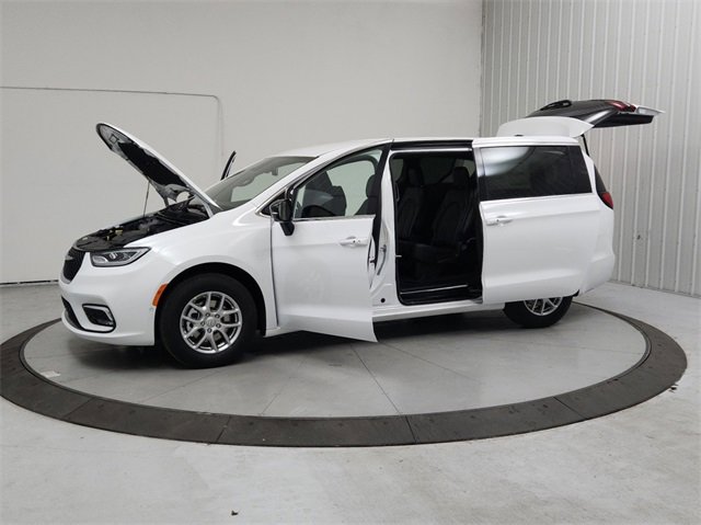 New 2026 Chrysler Pacifica Select image 11