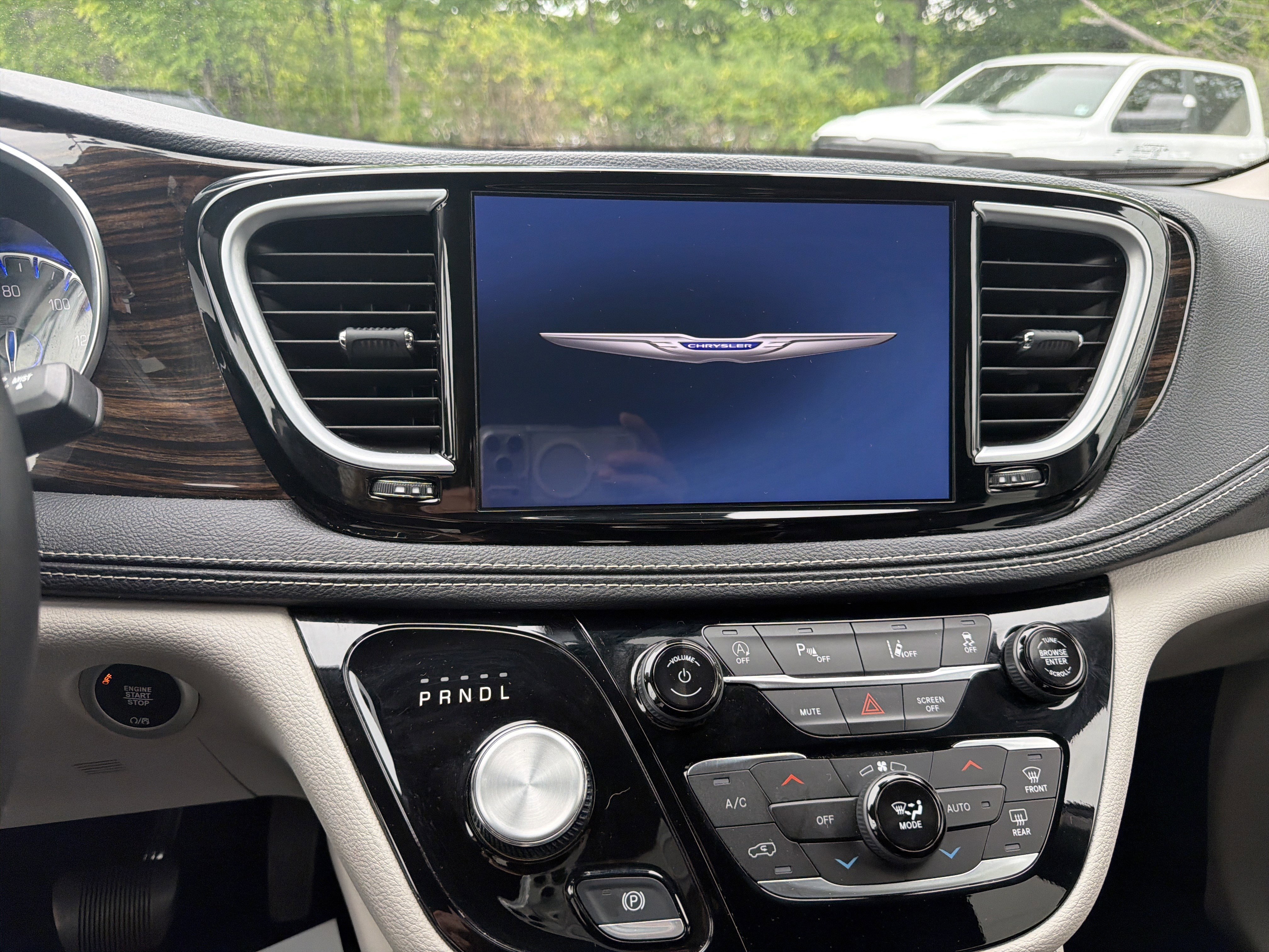 Used 2024 Chrysler Pacifica Limited FWD image 19