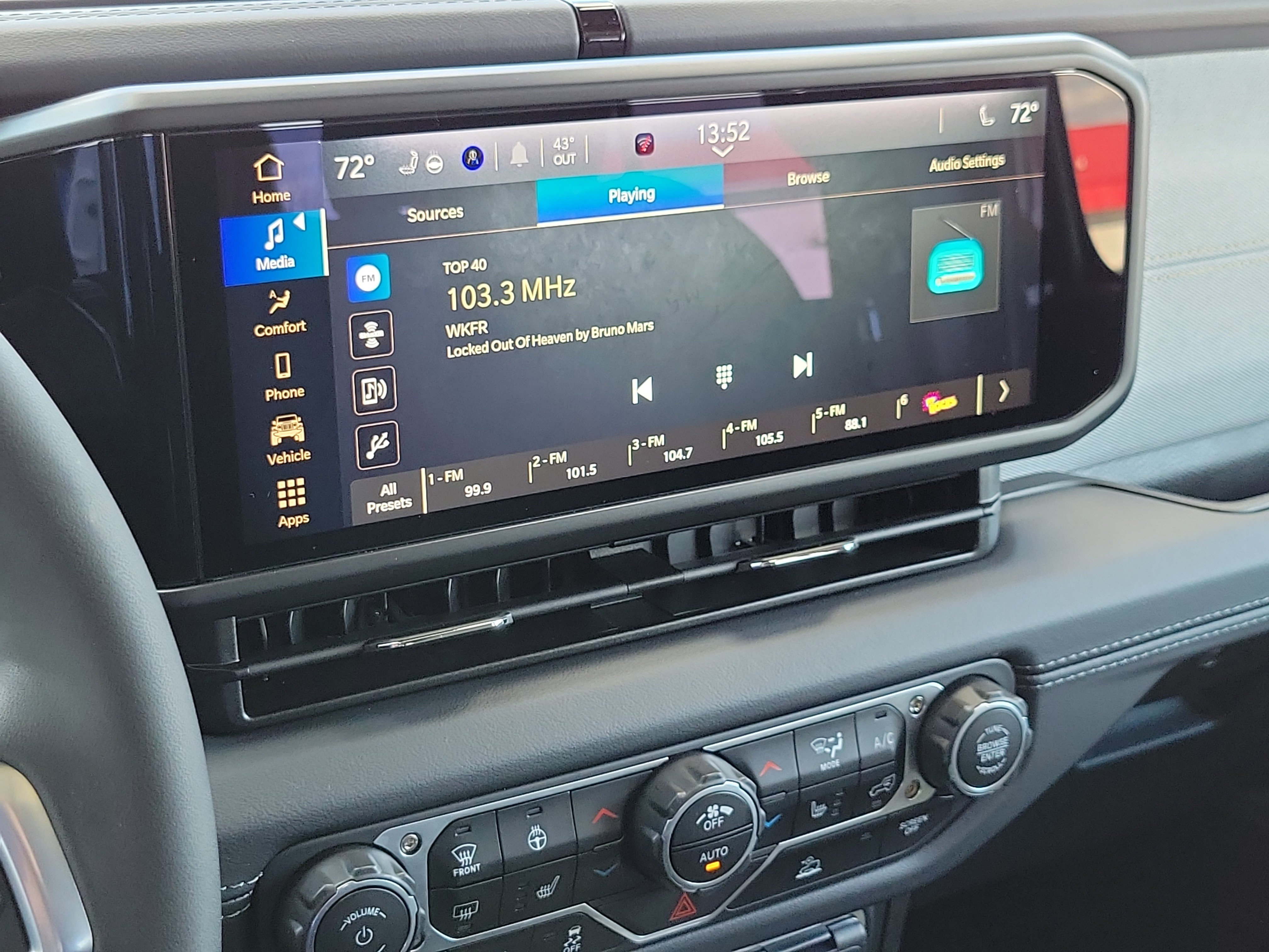 Used 2025 Jeep Wrangler Unlimited Sahara image 13