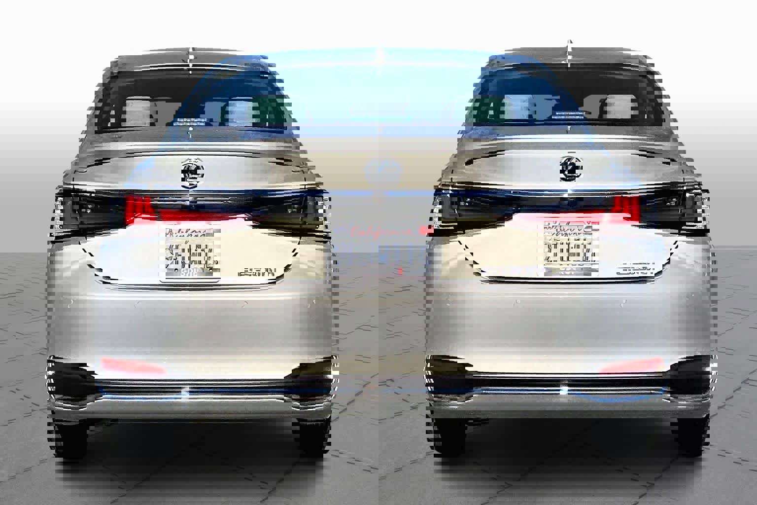 Used 2023 Lexus ES 300h w/ Premium Package image 4