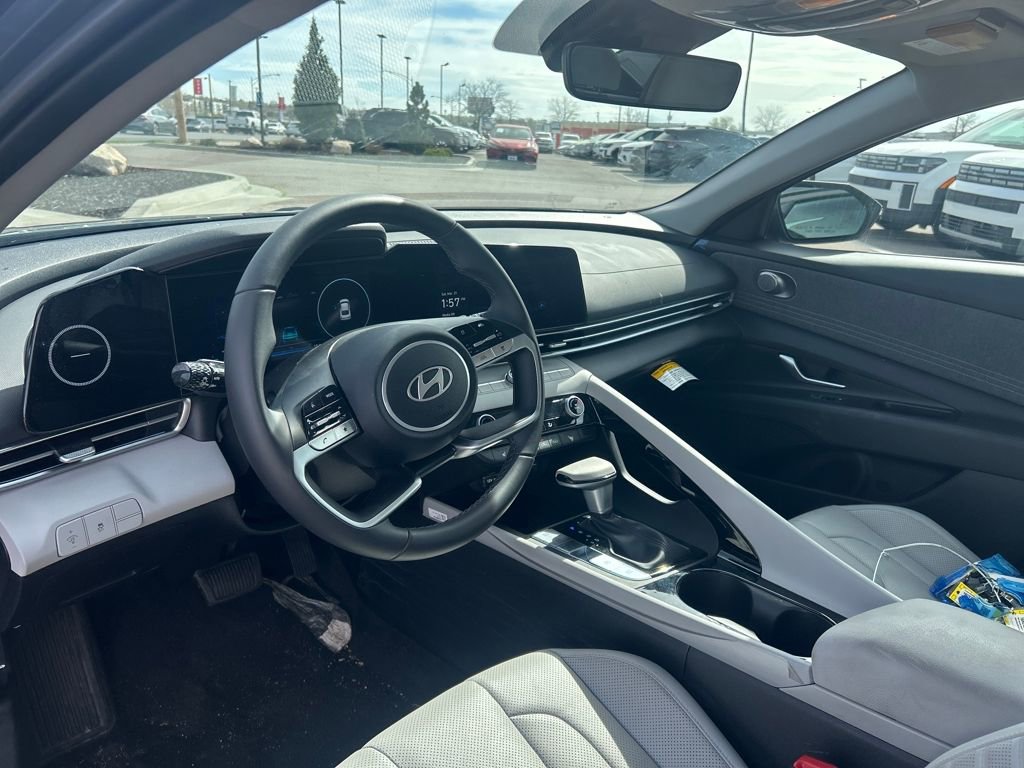 Used 2025 Hyundai Elantra Limited image 9