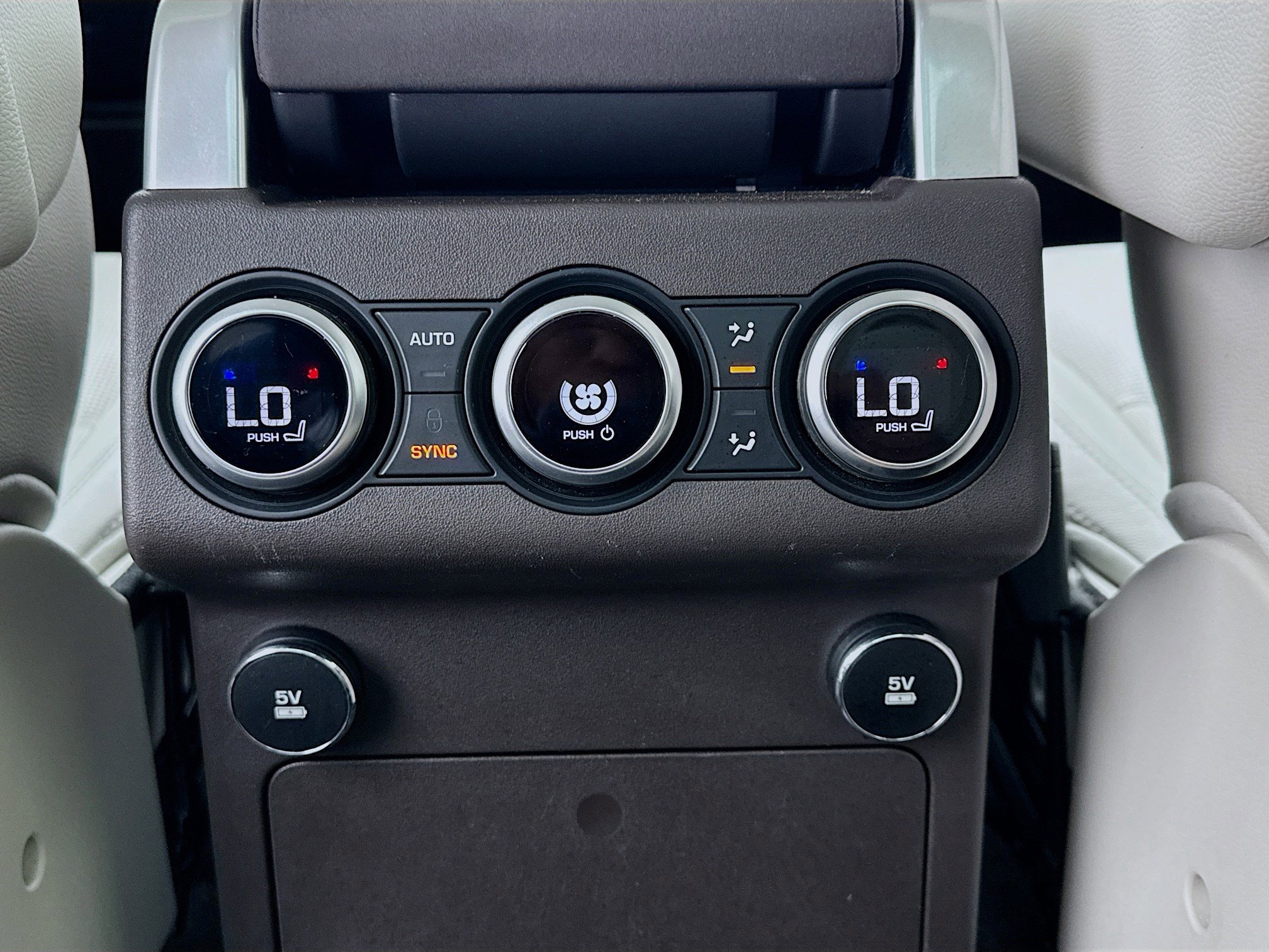 Used 2018 Land Rover Discovery HSE image 17