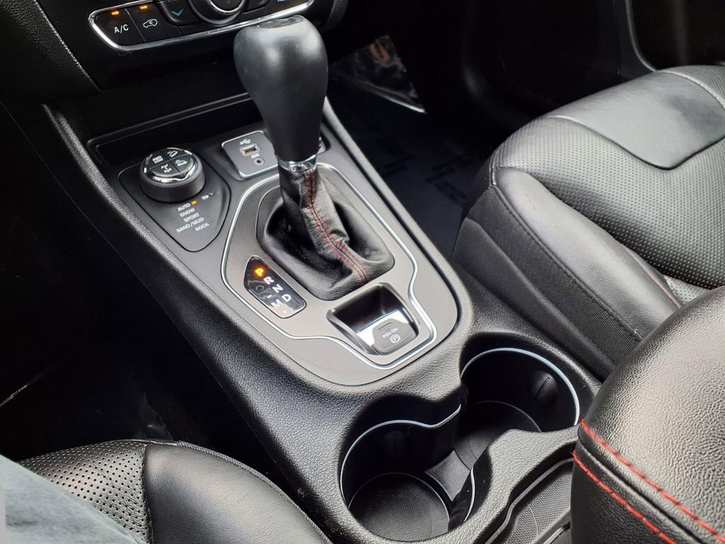 Used 2019 Jeep Cherokee Trailhawk image 11