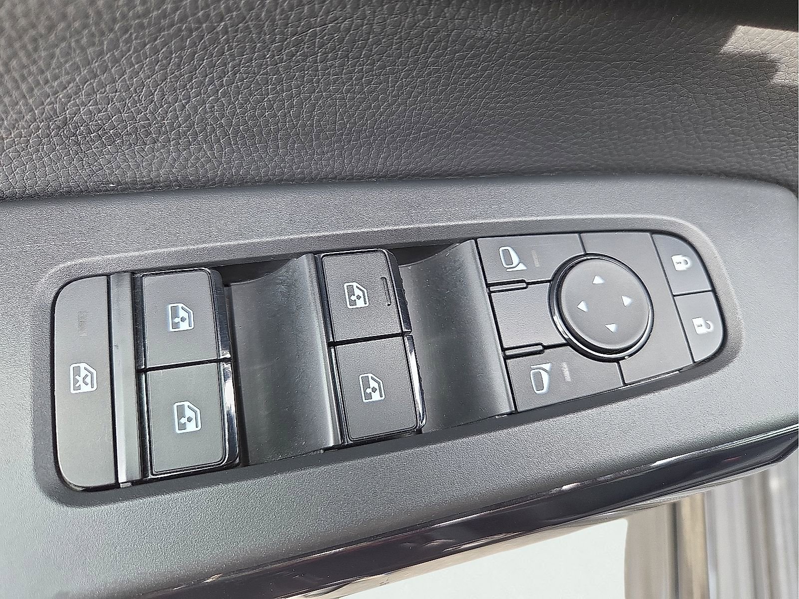 Used 2025 Nissan Pathfinder SV AWD/4WD image 16