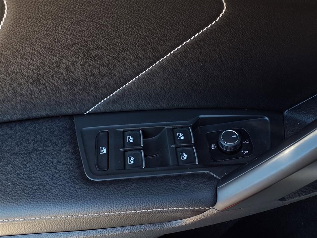 Used 2022 Volkswagen Tiguan SE R-Line image 17