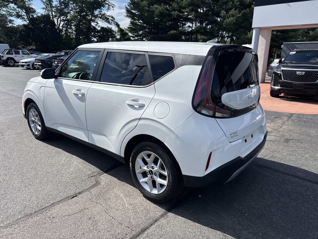 Used 2024 Kia Soul LX w/ Option Group 015 FWD image 3