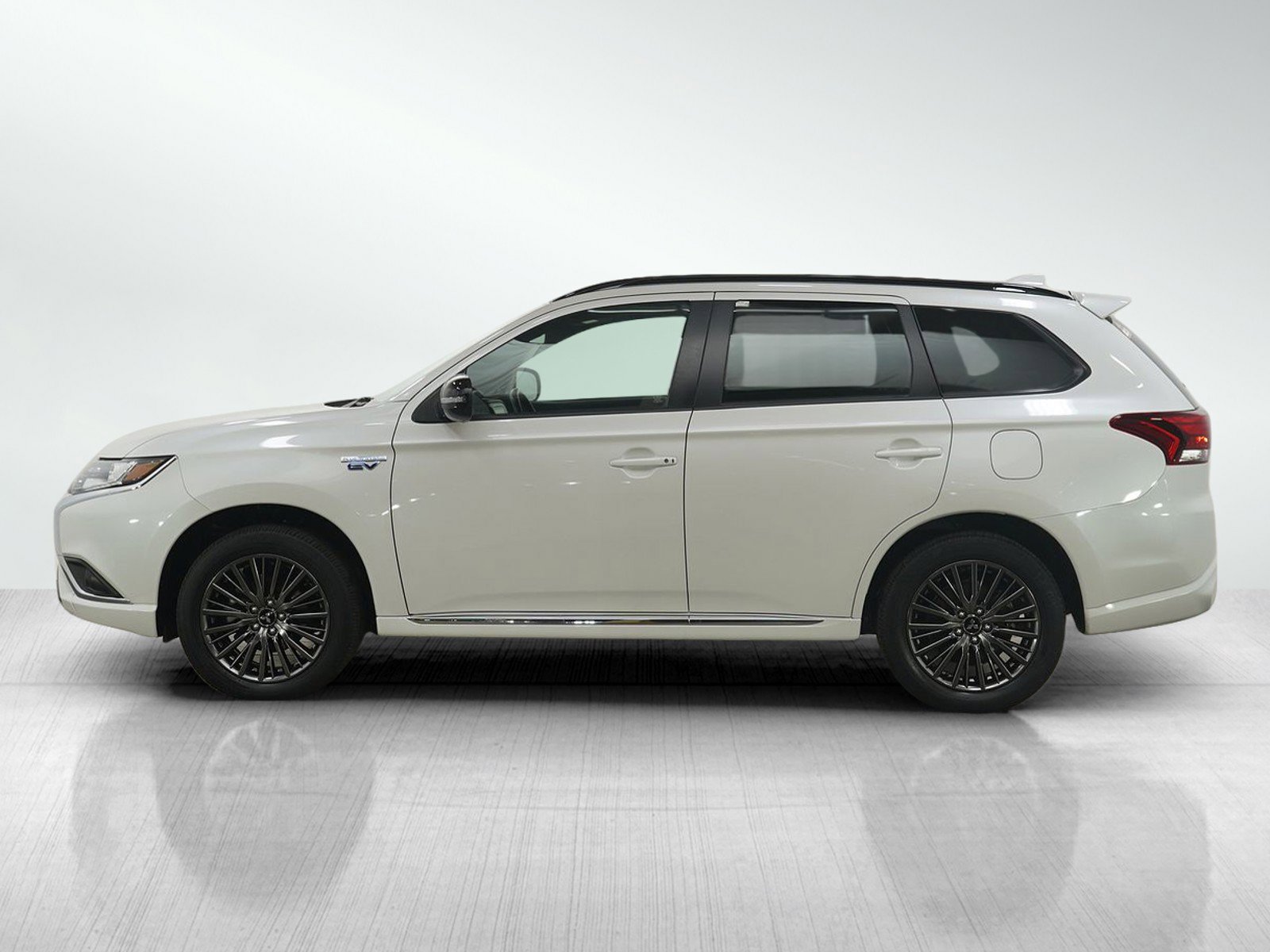 Used 2022 Mitsubishi Outlander LE image 2