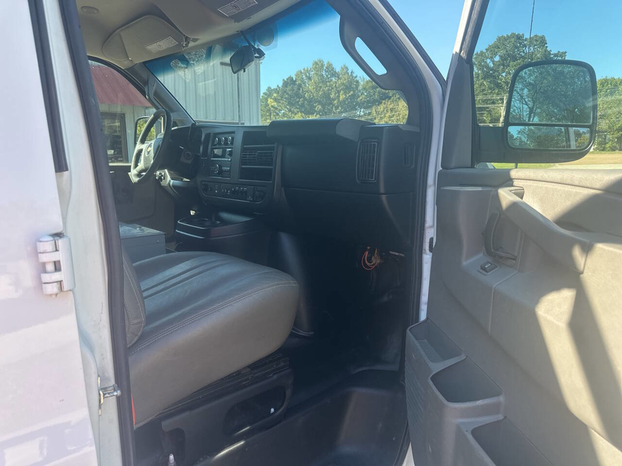 Used 2018 Chevrolet Express 2500 w/ Driver Convenience Package image 19