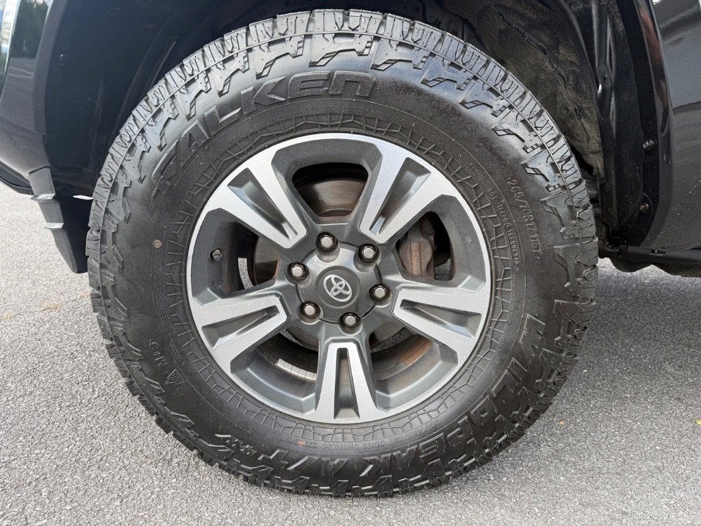 Used 2017 Toyota Tacoma TRD Sport w/ Tow Package (A/T) AWD/4WD image 9