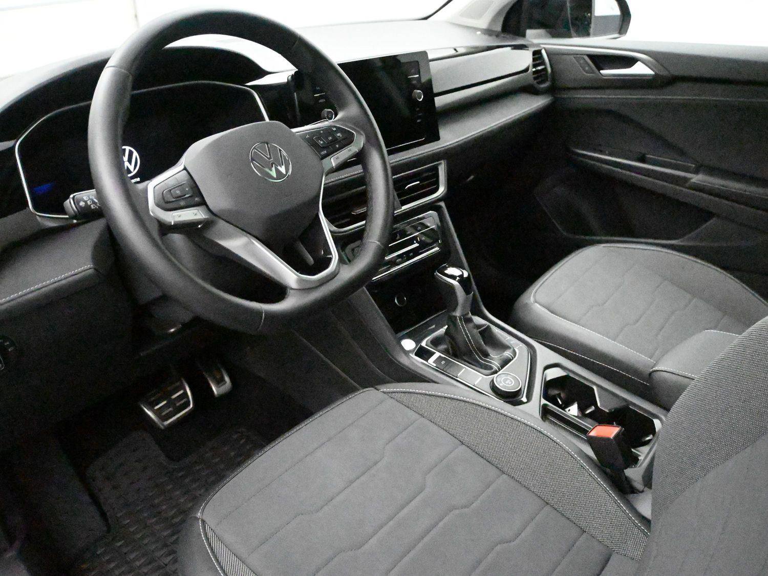Certified 2025 Volkswagen Taos SE AWD/4WD image 2