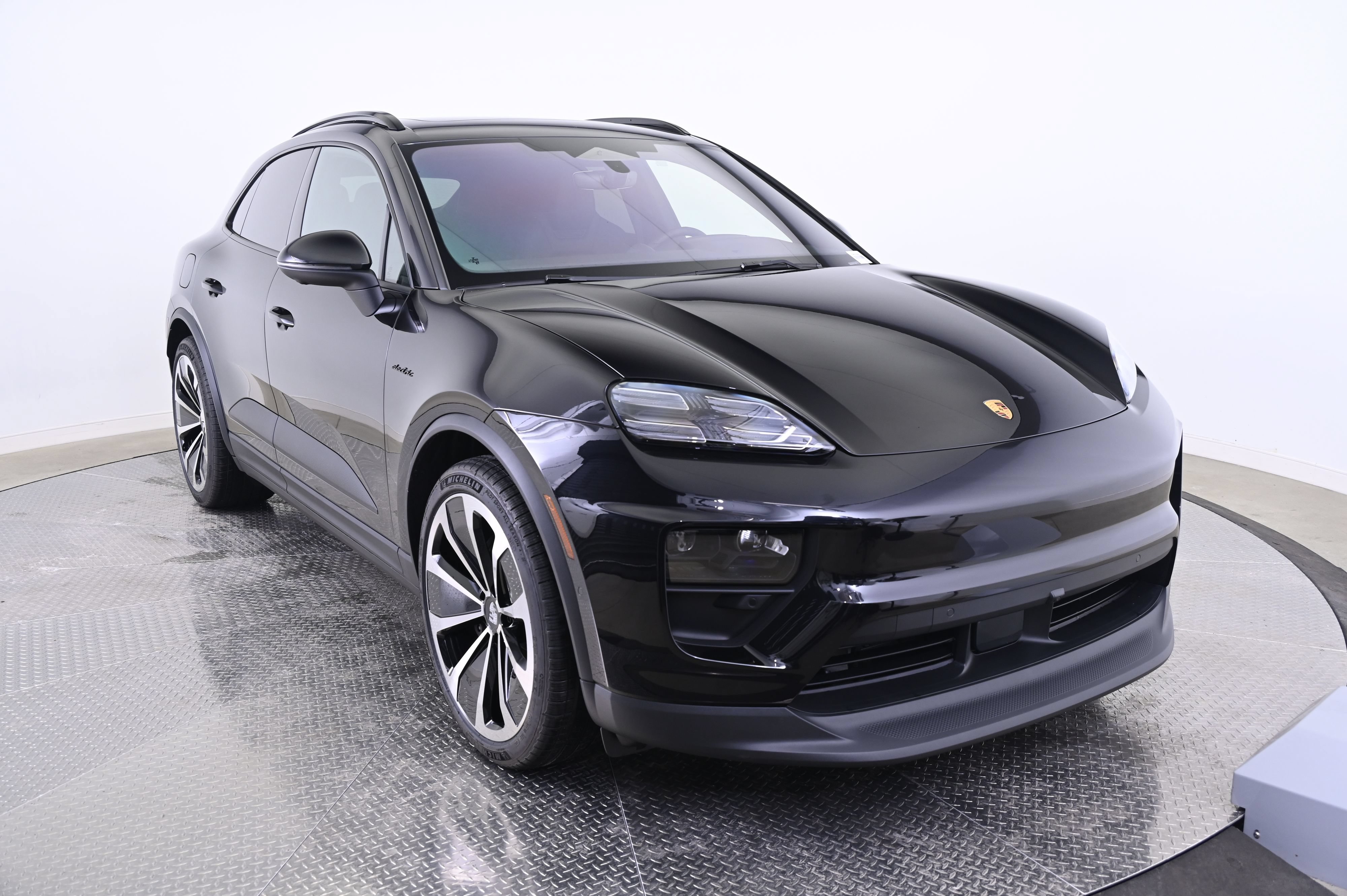 Certified 2025 Porsche Macan 4 Electric AWD/4WD image 9