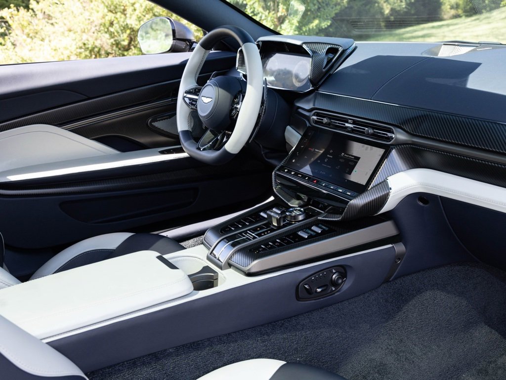 Used 2025 Aston Martin Vanquish image 40