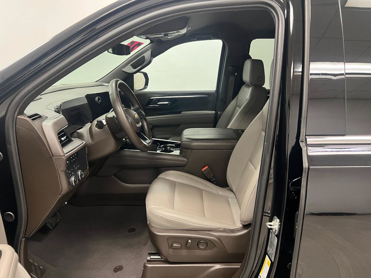 Used 2025 Chevrolet Suburban LT AWD/4WD image 24