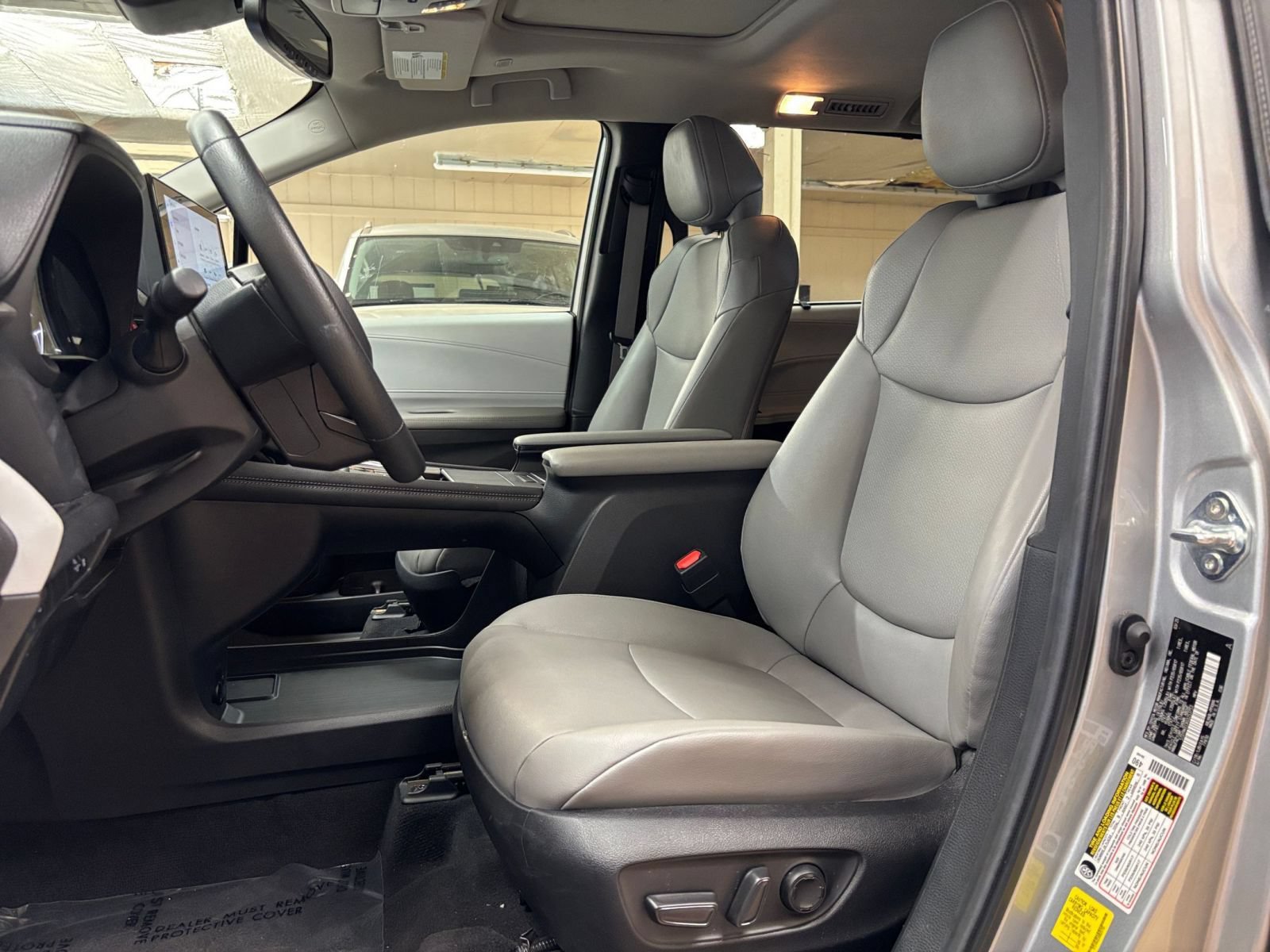 Used 2025 Toyota Sienna XLE FWD image 27