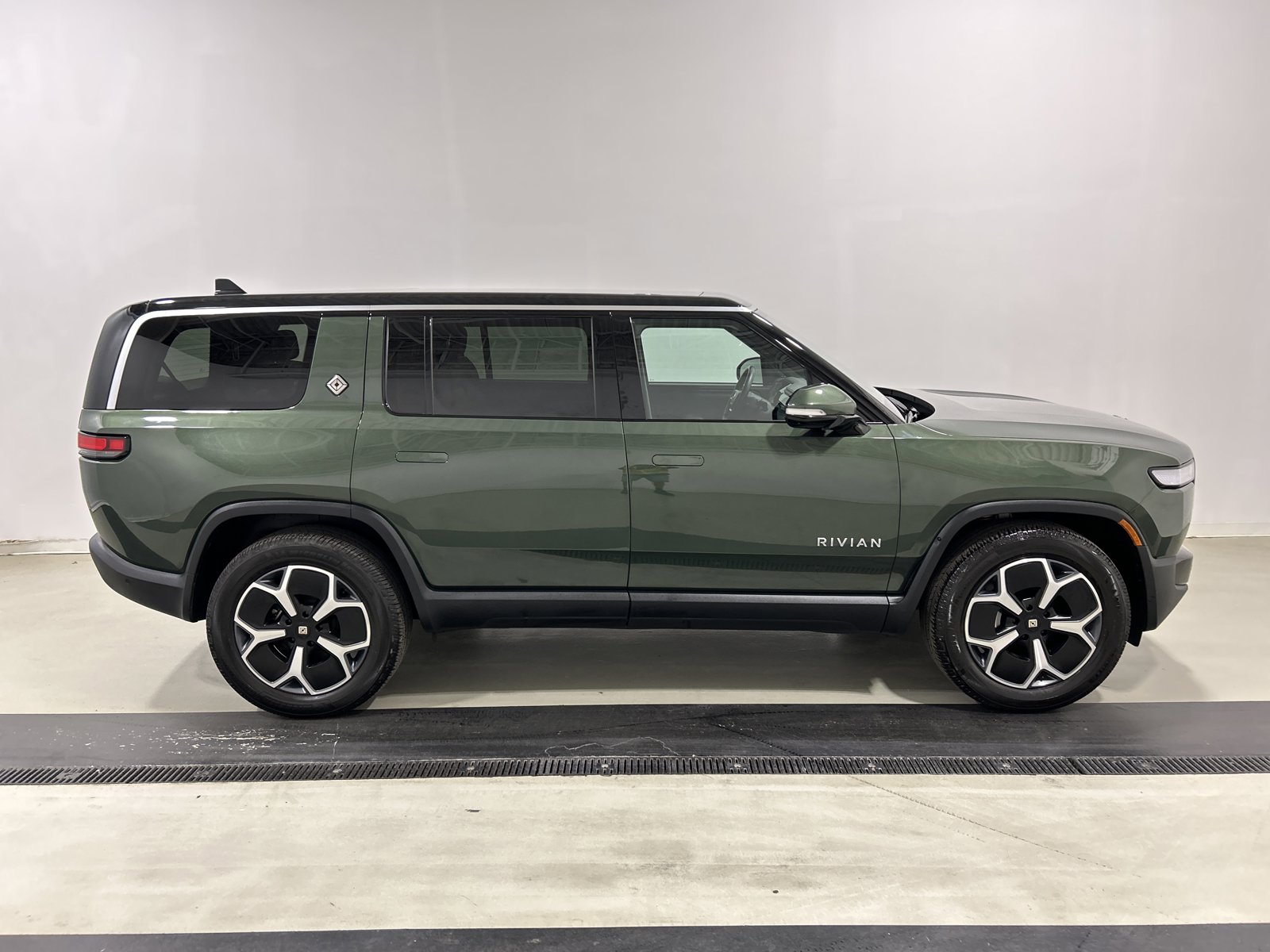 Used 2024 Rivian R1S Adventure AWD/4WD image 6
