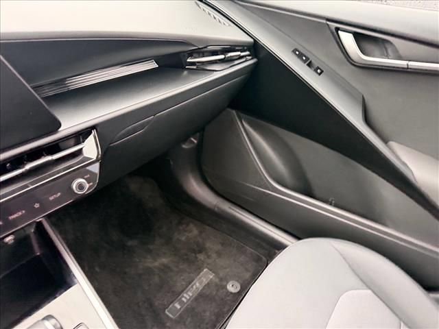 Used 2025 Kia Niro LX image 13