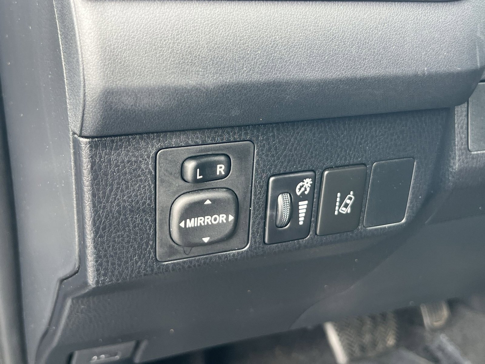 Used 2018 Toyota RAV4 LE w/ Carpet Mat Package FWD image 32