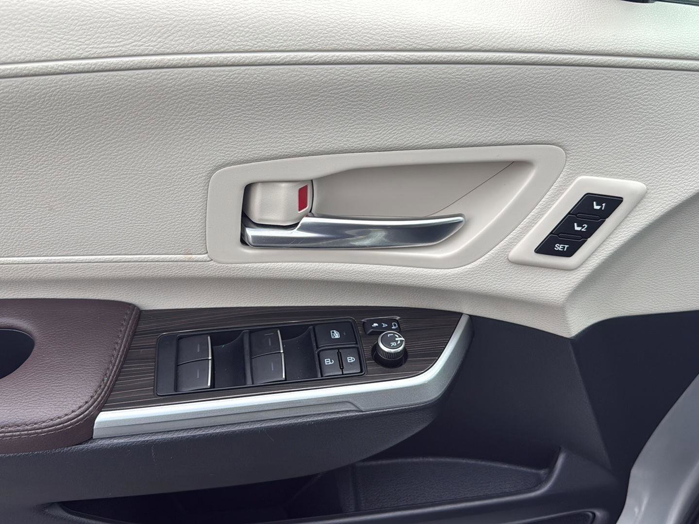 Used 2022 Toyota Sienna Platinum image 26