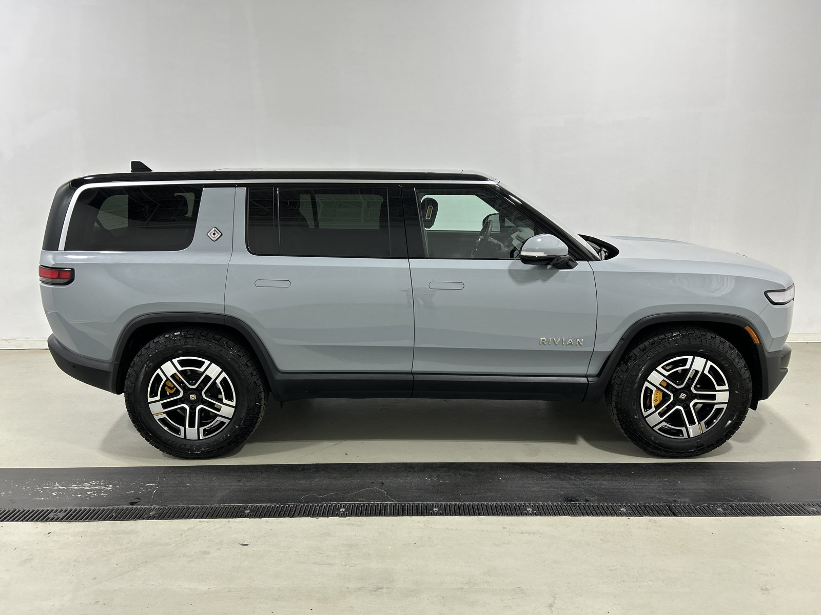 Used 2023 Rivian R1S Adventure AWD/4WD image 6