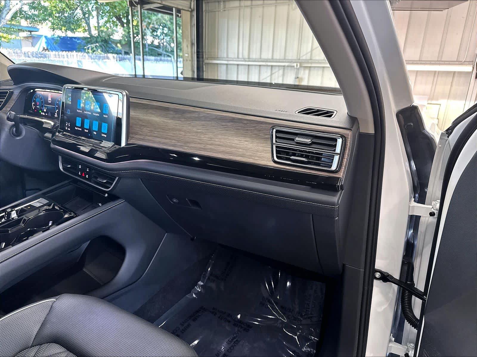 Certified 2026 Volkswagen Atlas SEL Premium R-Line AWD/4WD image 30